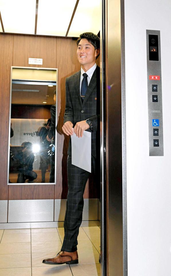 　契約更改交渉後の会見を終え、エレベーターに乗り込む望月（撮影・高部洋祐）