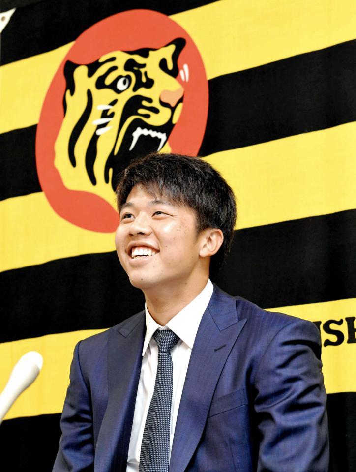 　契約更改し、笑顔で会見する才木（撮影・高部洋祐）