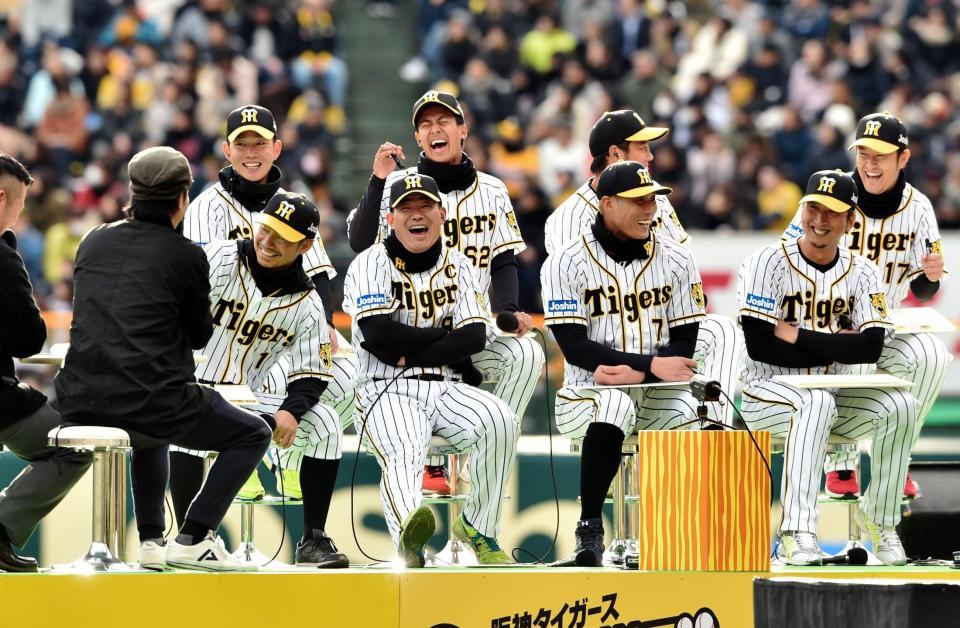 　トークショーで爆笑する阪神・鳥谷敬（前列左）＝甲子園（撮影・田中太一）