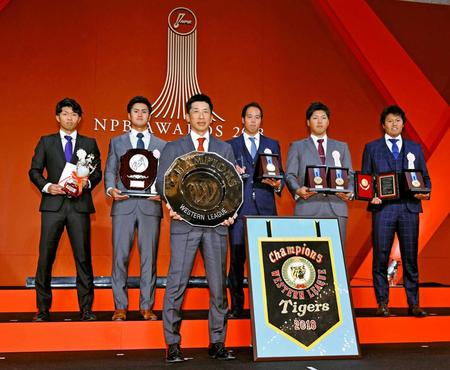 　ファーム各賞を受賞し、壇上に並ぶ（左から）島田、板山、矢野監督、青柳、伊藤和、福永　