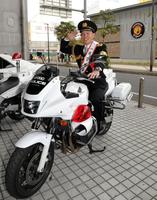 甲子園警察署の一日署長となり、白バイにまたがり敬礼ポーズをする阪神・糸原健斗＝西宮市内（撮影・高部洋祐）