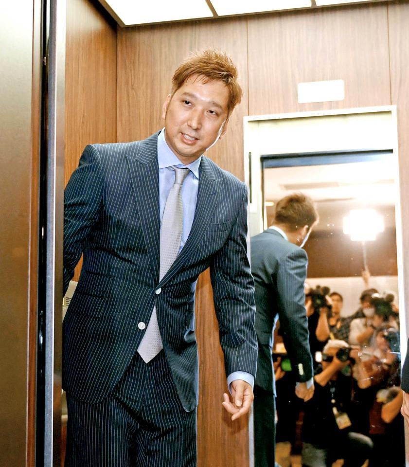 　会見を終えてエレベーターに乗り込む藤川（撮影・田中太一）