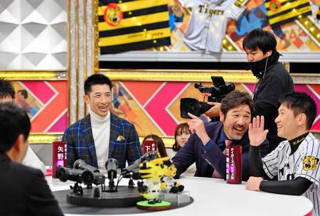 　（右から）ますだおかだ・増田英彦、下柳剛氏らと、テレビ収録で笑顔を見せる矢野監督