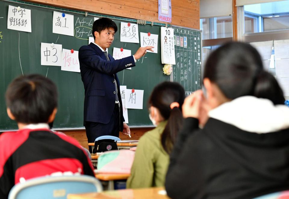 　「ユメセン」を務めた才木＝三重県川越町立川越北小学校（撮影・持木克友）