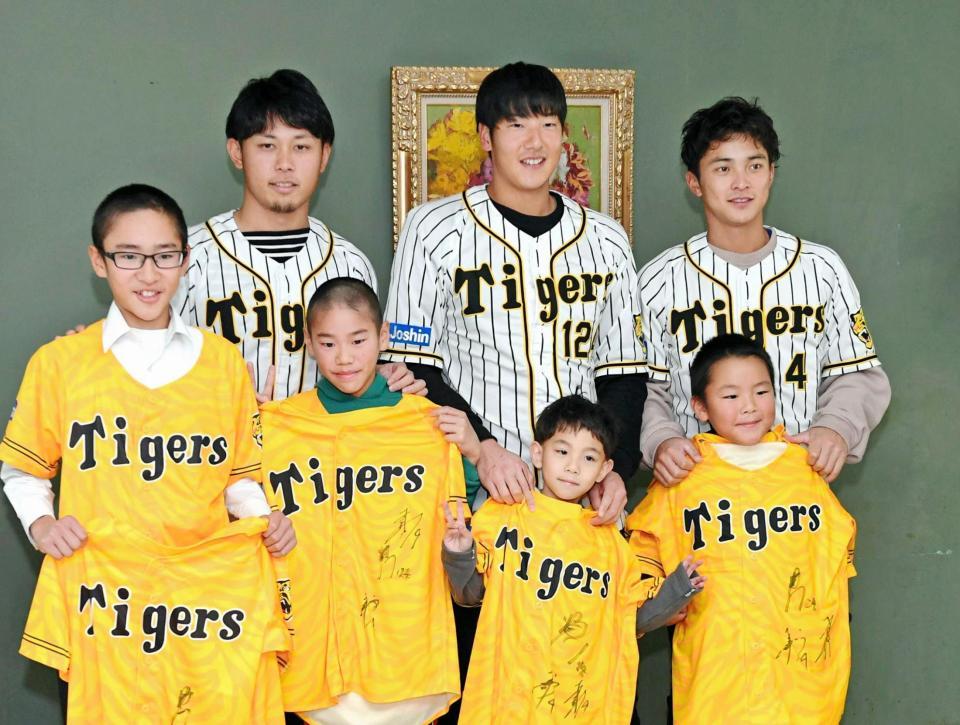 　子どもたちと記念撮影する（後列左から）高山、横田、熊谷