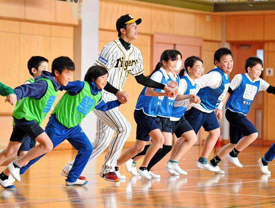 　川越北小の児童たちとダルマさんが転んだを楽しむ才木