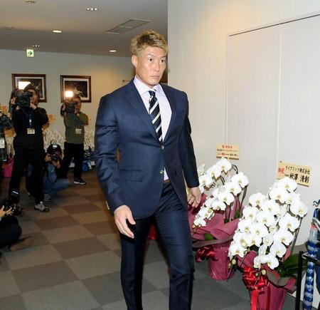 　契約更改交渉の席へと向かう糸井