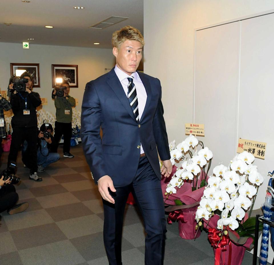 　契約更改交渉の席へと向かう糸井