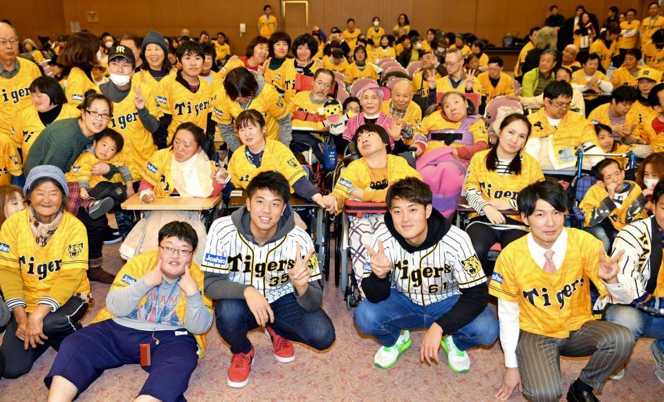 　来場者と写真に納まる才木（中央左）と望月（同右）＝撮影・山口登