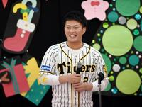 子供たちの質問に笑顔を見せる阪神・北條史也＝大阪府立母子健康総合医療センター（撮影・田中太一）