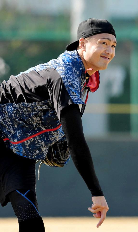 　キャッチボールで汗を流す秋山