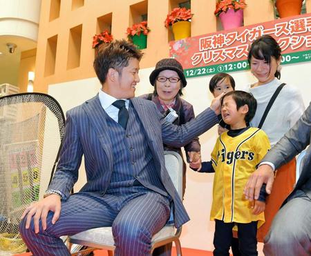 　ステージ上で泣いてしまった男の子を気遣う岩貞（左端）