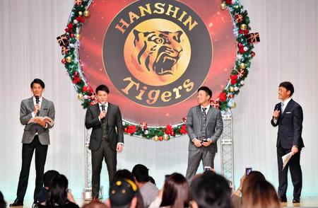 　ファンに向けあいさつをする北條（中央左）と糸原（同右。右端は桧山氏）＝撮影・中田匡峻