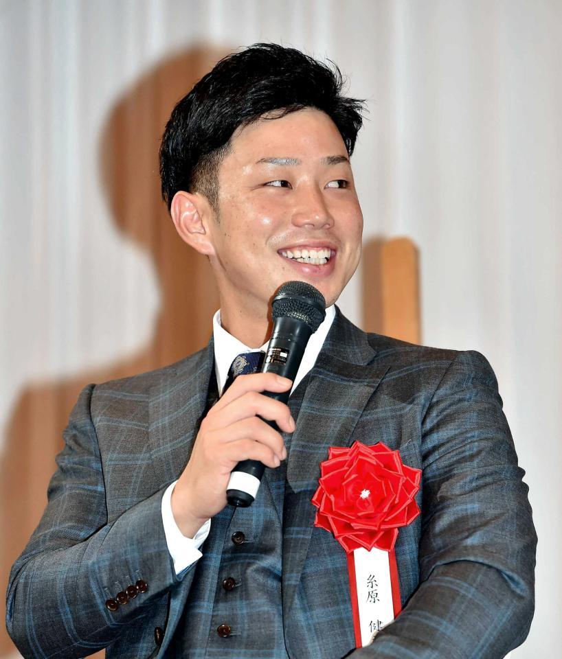 　トーク中、笑顔を見せる糸原（撮影・中田匡峻）