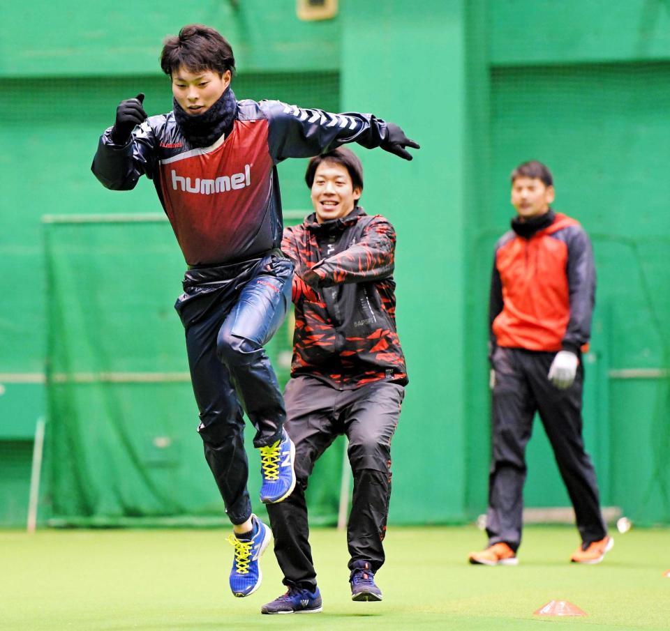 　合同自主トレで汗を流す（左から）北條と山田哲＝１月１１日