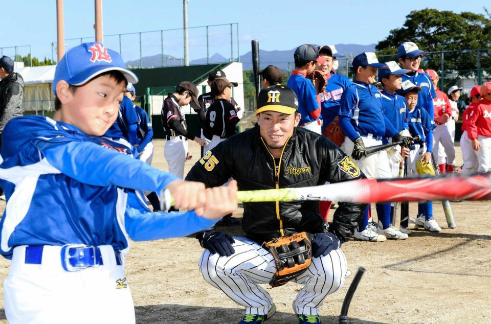 　子供のティー打撃を見る江越