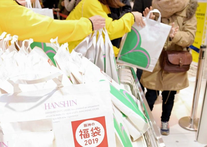 　店頭に並んだ阪神タイガース福袋＝阪神百貨店梅田本店（撮影・高部洋祐）