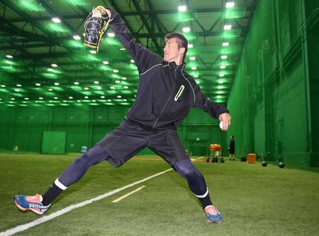 　自主トレを公開し、入念にキャッチボールする能見（撮影・山口登）