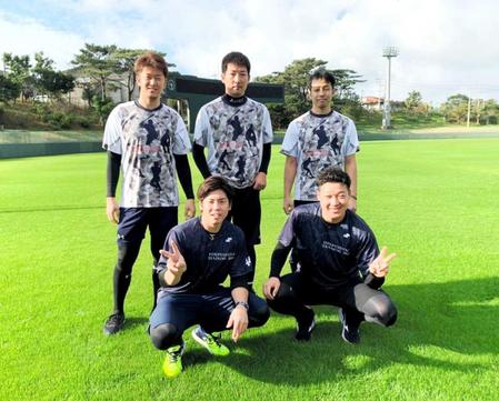 　ＳＳＫ監修の「梅野組Ｔシャツ」を着て練習した（前列左から）梅野、大山、（後列左から）岩貞、岩崎、トレーナー（本人提供）