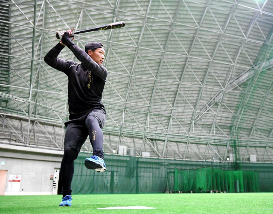 　自主トレを公開し、黙々と打ち込みをする大山（撮影・田中太一）