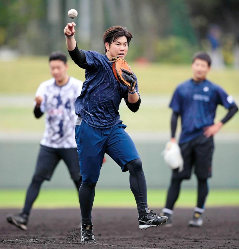 　ノックを受け送球する梅野