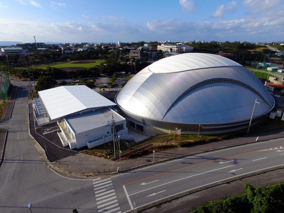 （左から）多目的スポーツ施設（ブルペン、トレーニングルームなど）、かりゆしホテルズボールパーク宜野座ＤＯＭＥ、左奥はサブグラウンド＝沖縄・宜野座