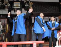 参拝者へ福玉を投げる（左から）阪神・馬場皐輔、阪神・熊谷敬宥、阪神・島田海吏＝大阪天満宮（撮影・田中太一）