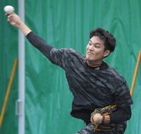 　ブルペンで力投する藤浪＝宜野座（撮影・北村雅宏）