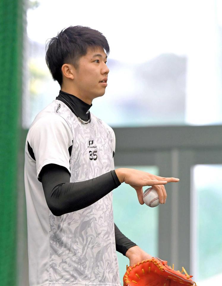 　ブルペン投球で独特なボールの握りを見せる才木