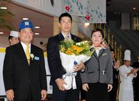 選手宿舎に到着し、関係者の歓迎を受ける阪神・矢野監督（中央）＝読谷村内のホテル