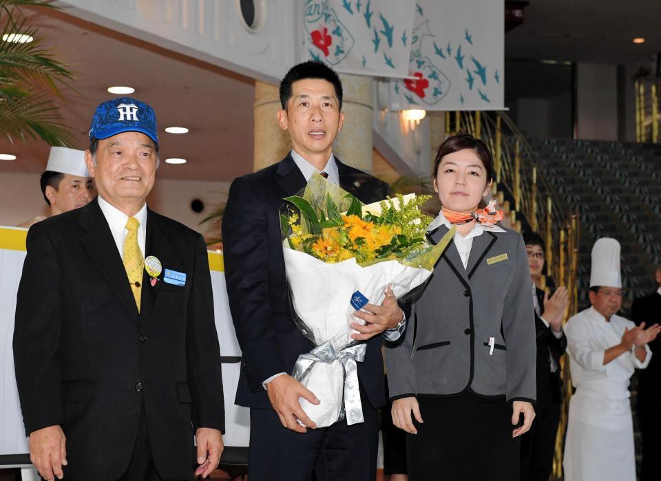 選手宿舎に到着し、関係者の歓迎を受ける阪神・矢野監督（中央）＝読谷村内のホテル