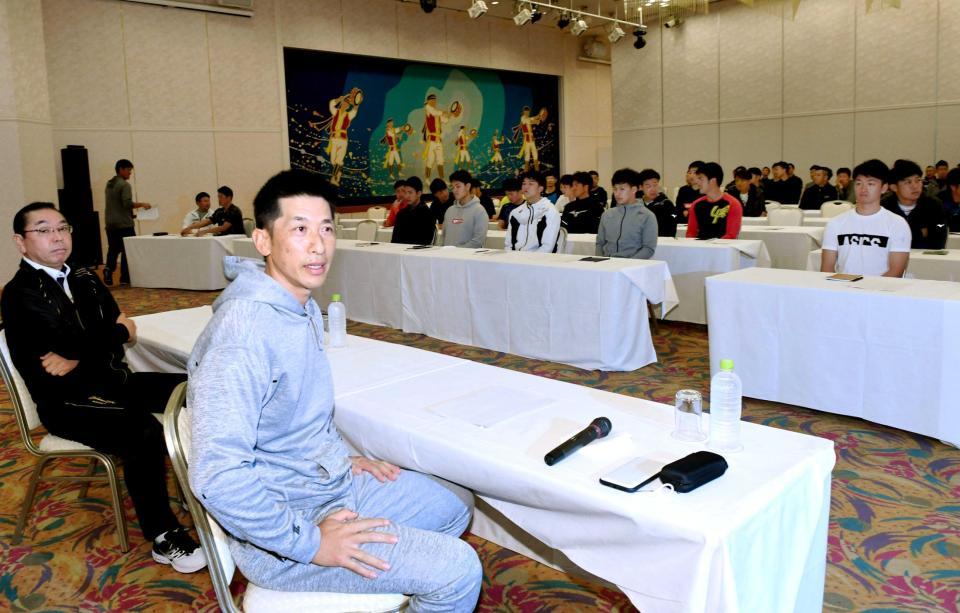 　キャンプを前日に控え、全体ミーティングを開く矢野監督らナイン（撮影・田中太一）