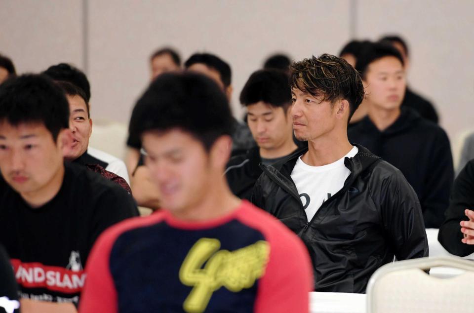 　全体ミーティングに臨む鳥谷（撮影・田中太一）