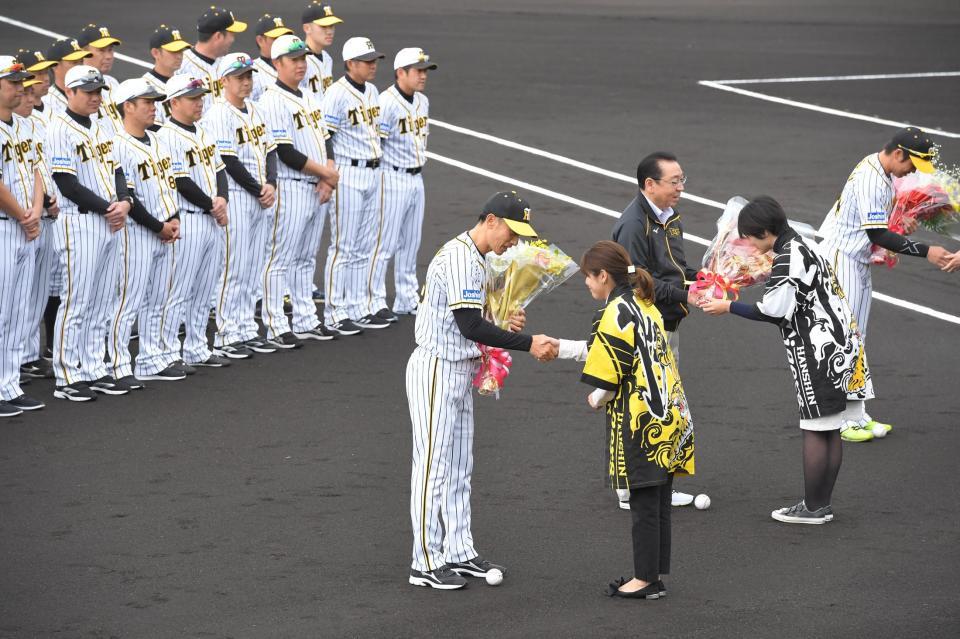 歓迎の花束を受け取る矢野監督＝かりゆしホテルズボールパーク宜野座（撮影・高部洋祐）