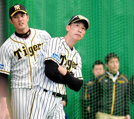 　ブルペンでの投球練習を見守る阪神・矢野燿大監督（手前）と藤浪晋太郎＝かりゆしホテルズボールパーク宜野座