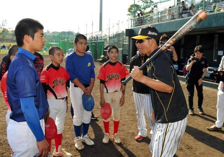 野球教室で子供らに熱血指導する阪神・鳥谷敬＝かりゆしホテルズパーク宜野座（撮影・田中太一）