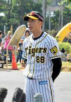 　第１クールを振り返って話をする矢野監督