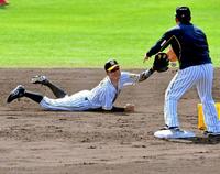 　遊撃を守ってノックの打球を好捕し、グラブトスをする鳥谷