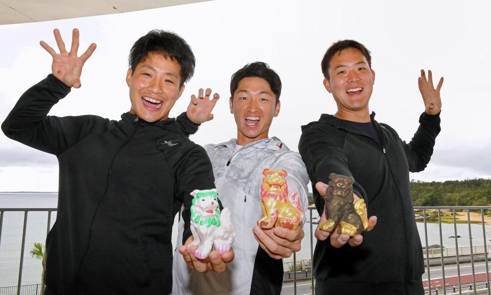 自ら色付けしたシーサーを手にポーズを決める（左から）木浪、近本、斎藤（撮影・高部洋祐）