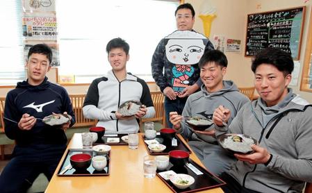 しらす丼を堪能する（左から）小幡、川原（右から）湯浅、片山（撮影・坂部計介）