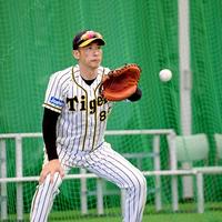 　馬場の投球を受ける矢野監督　