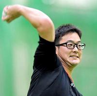 スナップを意識しながらキャッチボールする斎藤