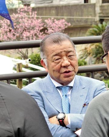 　ヤクルトのキャンプを視察し、報道陣の質問に答える阪神・掛布ＳＥＡ