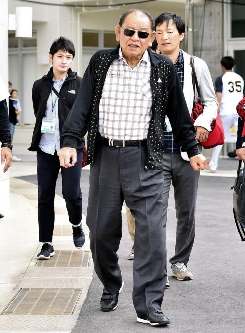 阪神投手陣のブルペンでの投球を見守った江夏氏（中央）＝かりゆしホテルズボールパーク宜野座（撮影・中田匡峻）