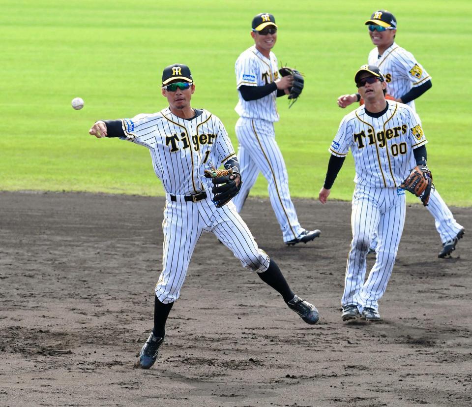 　二塁手・上本（右手前）のトスを受け、一塁に送球する遊撃手・鳥谷（撮影・高部洋祐）