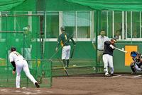 フリー打撃に登板した西（左）から柵越えの打球を放つ近本