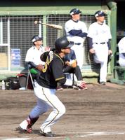 ８回、陽川は左越えに３ランを放つ