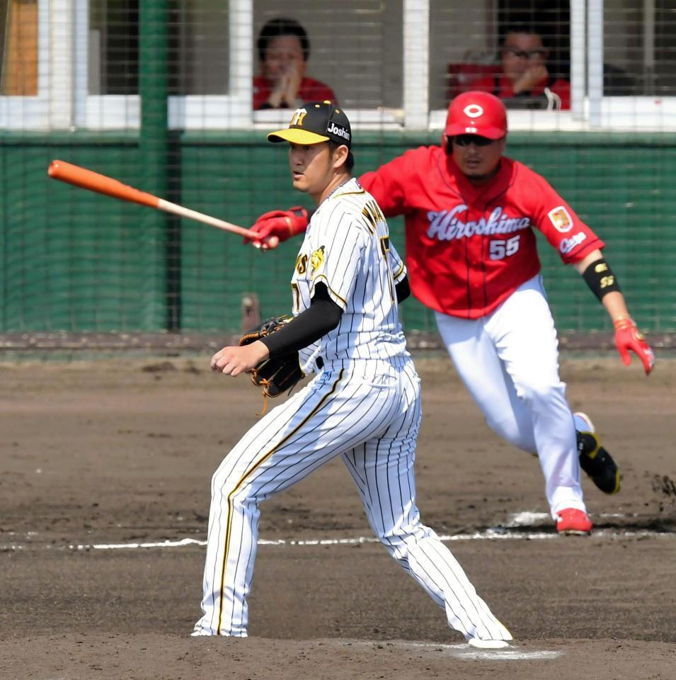 ２回、広島・松山竜平（奥）を二ゴロに打ち取る阪神・岩貞祐太＝かりゆしホテルズボールパーク宜野座（撮影・高部洋祐）