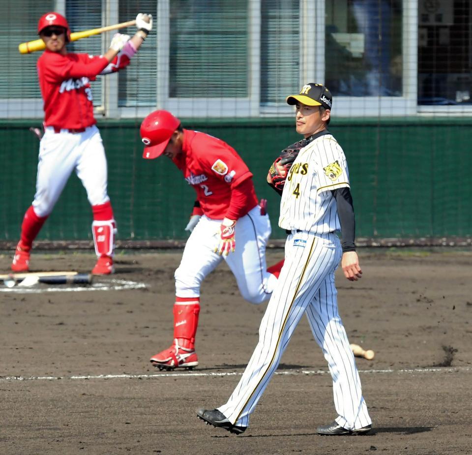 ３回、広島・田中広輔（左から２人目）を　二ゴロに打ち取る阪神・能見篤史＝かりゆしホテルズボールパーク宜野座（撮影・高部洋祐）