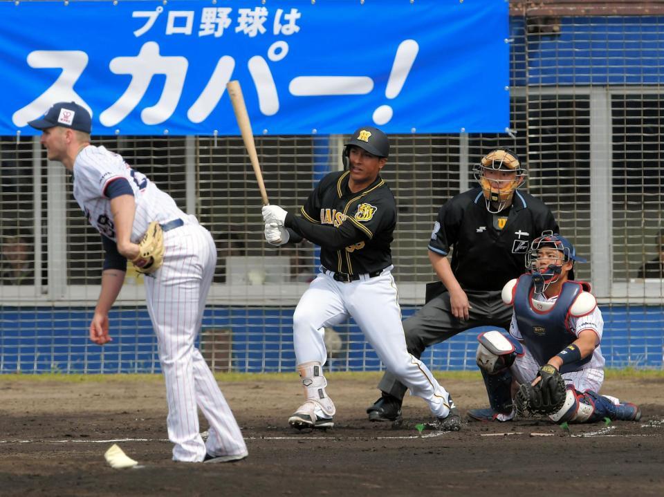 　１回、ナバーロが先制の適時右前打を放つ